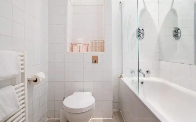 The Queensway Retreat - Modern & Bright 2bdr Home