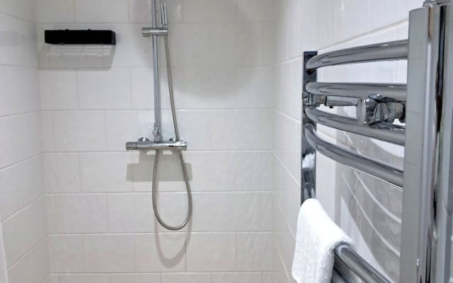 2 Bed Home - Parking, Private Garden, Wifi