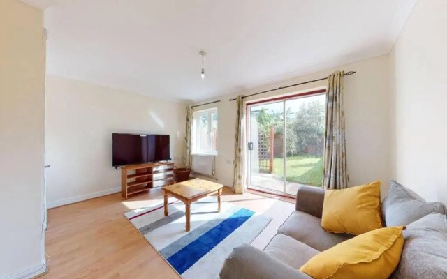 Super 2 Bed House with Privategarden