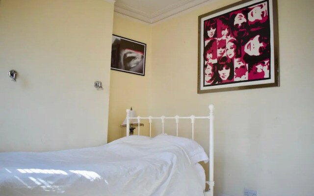 2 Bedroom Wimbledon House With Garden