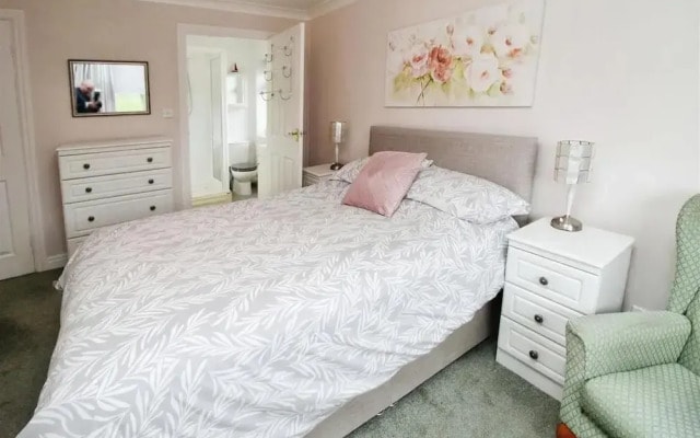 2BR Home/garden/patio/city Access/6 Guests