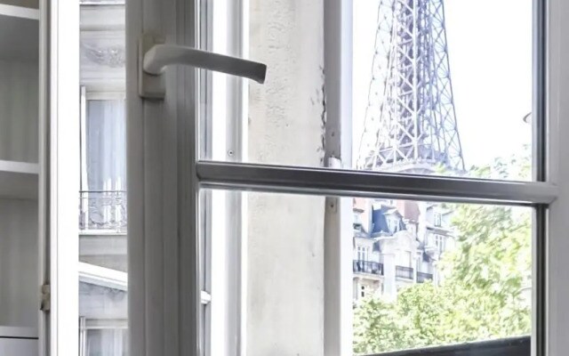 836 - Eiffel Tower View - Parisian apartment