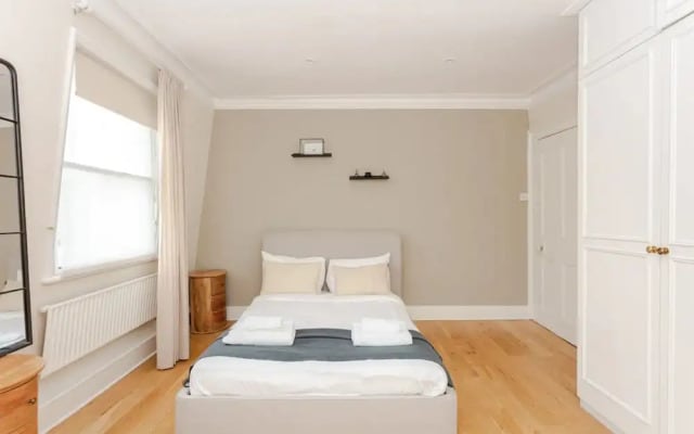 Beautiful 5 Bedroom Home With Garden in South Kensington