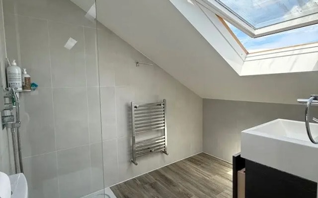 5 Bed House - Sleeps 8 - Pets - Parking - Wifi