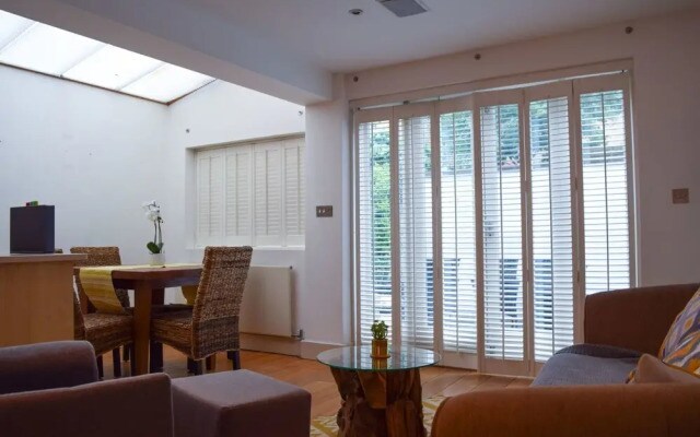 Pleasant, Intimate Flat With Backyard in Battersea
