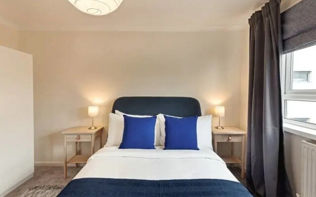 Comfy 6-sleeper Apt w/ Large Patio in W Kensington