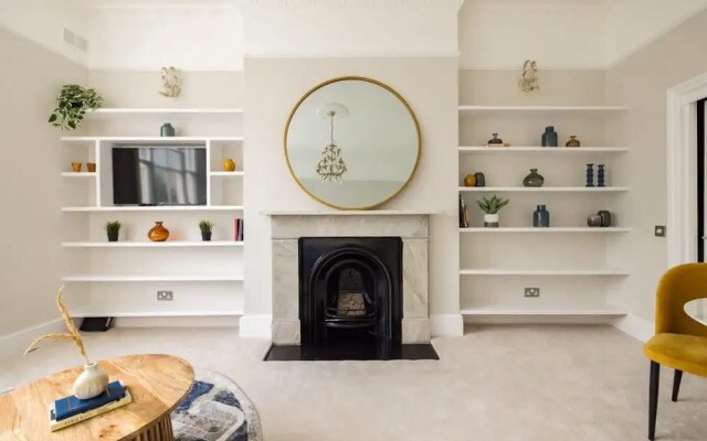 Chic Sunlit Earls Court Flat