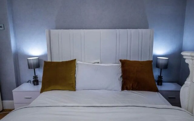 3 Bed House - Sleeps 6 With Free Parking