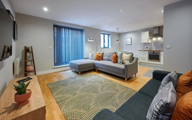 Beautiful Central 2 Bed Apt - L1's Doorstep