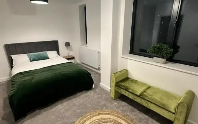 Immaculate 4-bed House Near City Airport