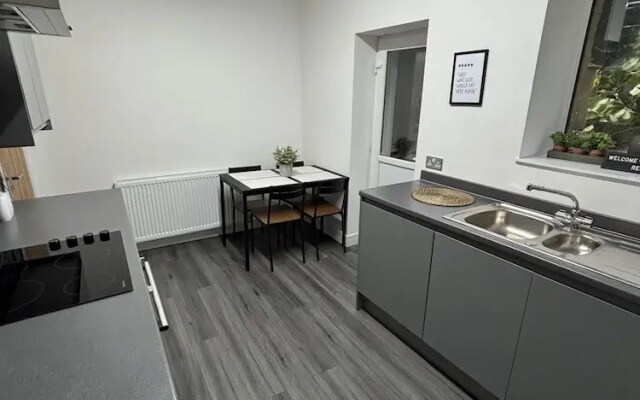 Shawforth - 2 Beds - Sleeps 4 - Street Parking