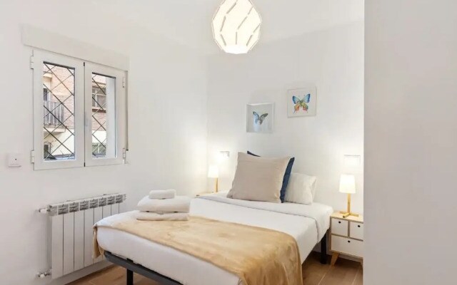 Bright & Modern Two Bed Apartment in Madrid