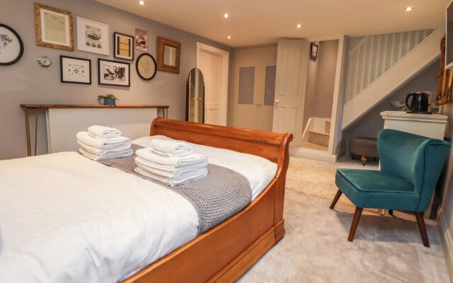 Ismay Lounge Apartment- Titanic Interest Beach View