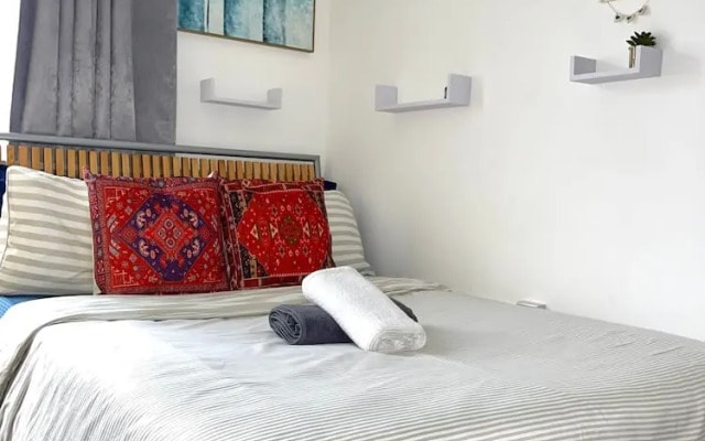 Apartment - Sleeps 2 - Parking - Station Close