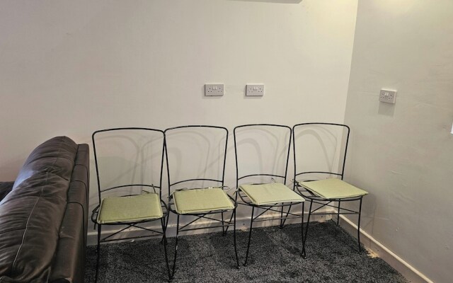 3-bed House in Newcastle Under Lyme, Free Parking