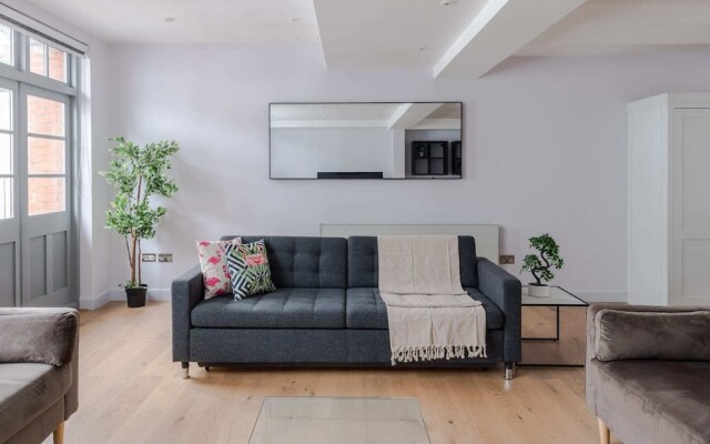 The Eyre Suite Two - Farringdon - by Frankie