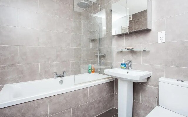 Modern 2 Bedroom House With Parking