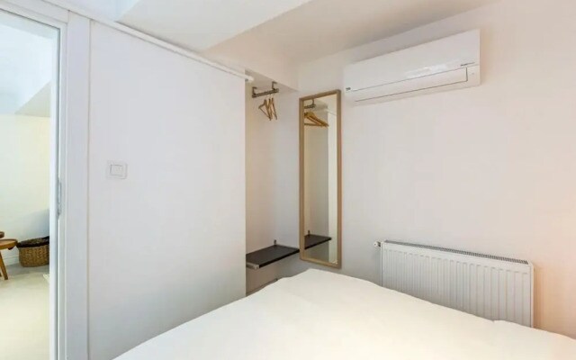 Flat 5 Min to Taksim With Backyard in Cihangir