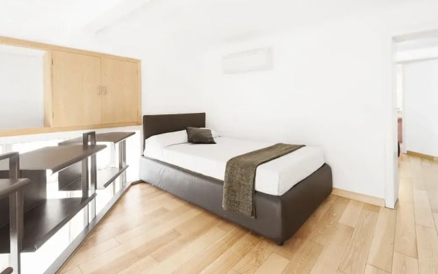 Inviting 3-bed Apartment in Roma 4mins to Colosseo