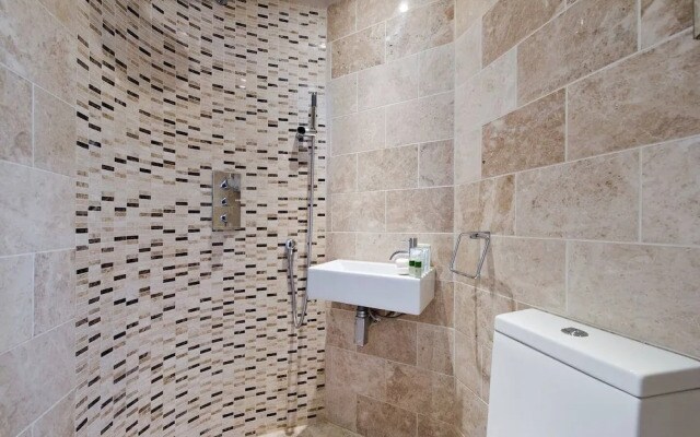 Bright & Spacious 2-bed Apt, 5 Mins From Tube