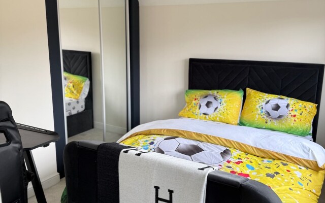 Halewood Haven - 4 Bedroom House