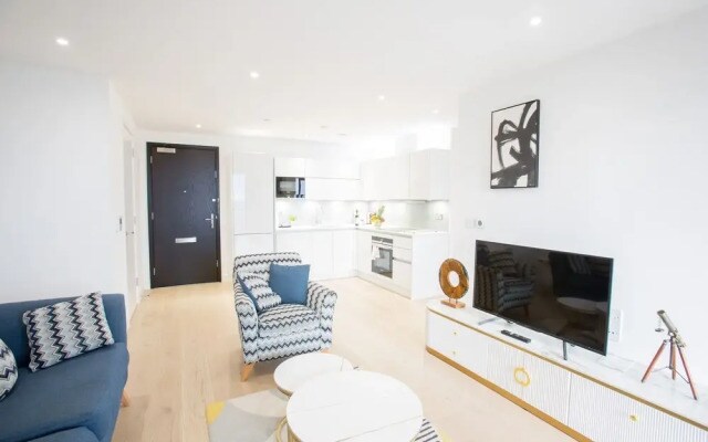 Canary Views One Bed and Bath Apartment