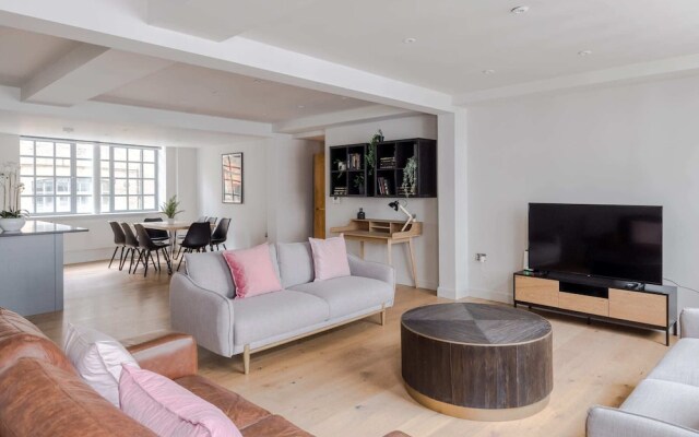 The Eyre Suite Five - Farringdon - by Frankie