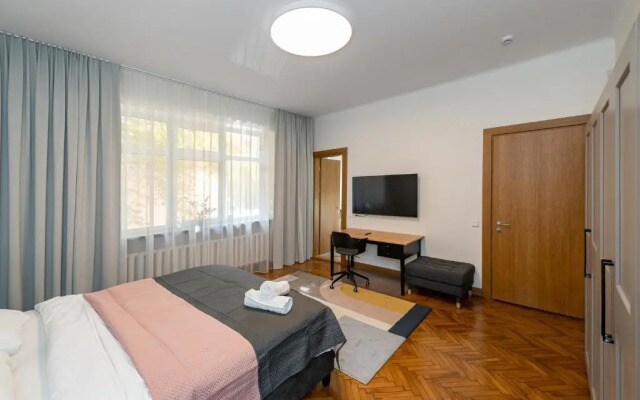 Downtown 4BD Master Apartment by Hostlovers