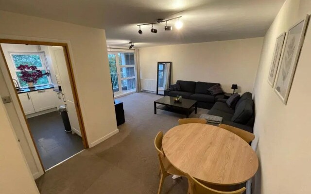 Spacious 2-Bedroom Flat Near Surbiton Station