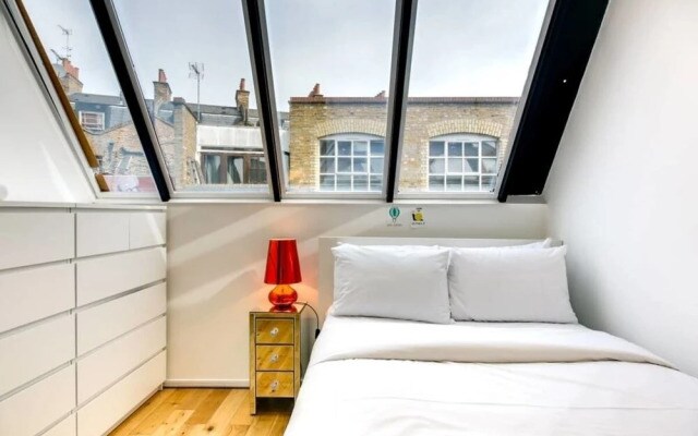 Stylish 2 bed 3 Storey House With Mezzanine