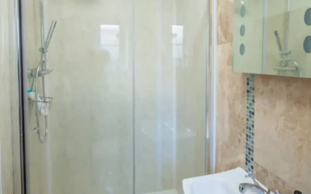 Stunning Split Level Spacious Studio Flat