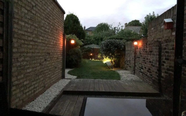 Bright Clapham flat with private garden, sleeps 4