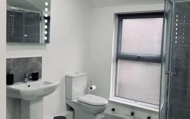 Stylish, Spacious & Luxurious Home - Parking
