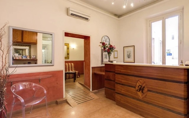 Everest Inn Rome