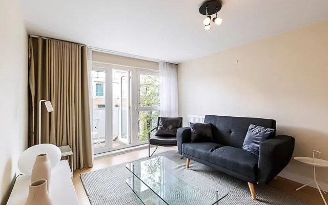 Sunny Belgravia Apartment With a Balcony