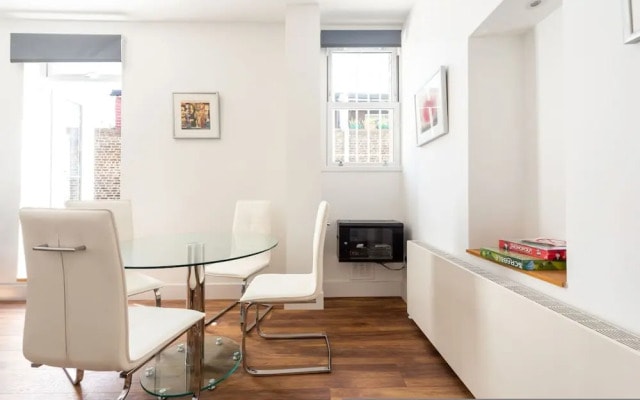 Trendy Paddington Flat SS1
