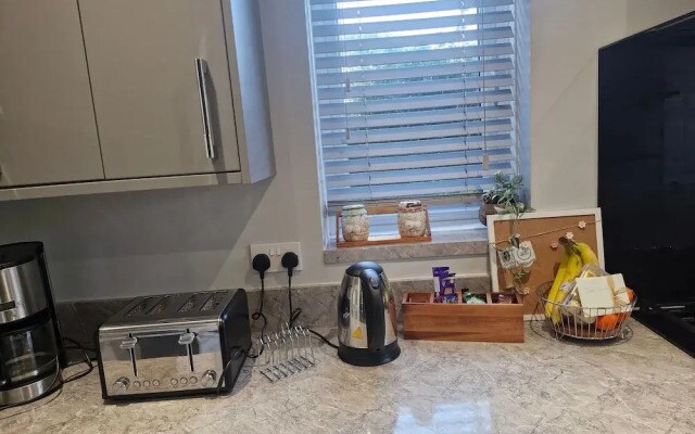 3 bed House, Sleeps 5, Near Airport and Town, Outside Parking Free