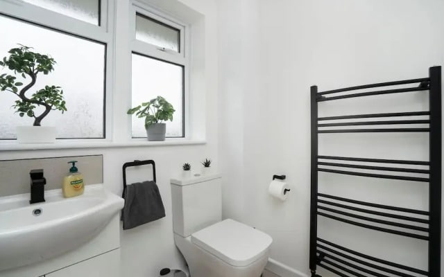 Modern 4 Bed House-free Parking
