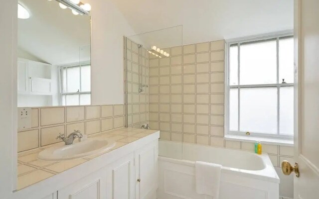 Sophisticated 2-bed, 2-bath apt in Chelsea