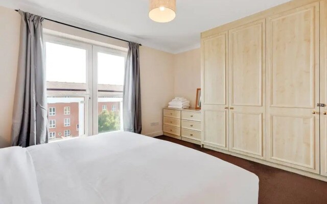 Modern 2bed, 2bath apt 1 Minute to Jubilee Line