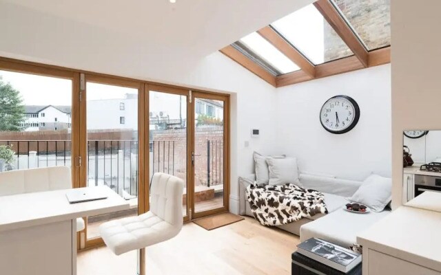 Fulham 2-bed Apt w/ South Terrace Near Tube