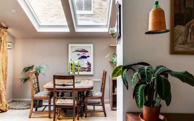 Bright 3 Bedroom Trendy Home by Hampstead