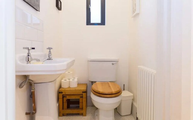 2 Bedroom House with Garden - Sleeps 6