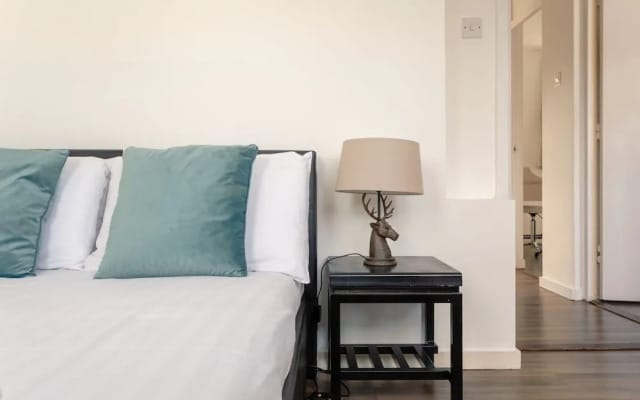 3 Bedroom Shoreditch Maisonette With Balcony