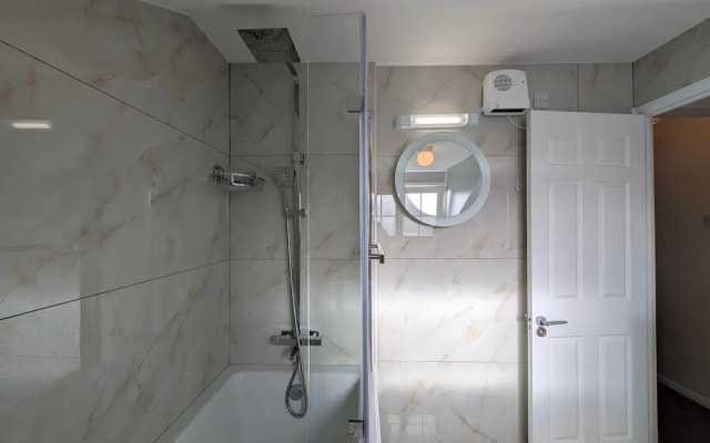 Comfortable 2-bedroom House With Free Parking