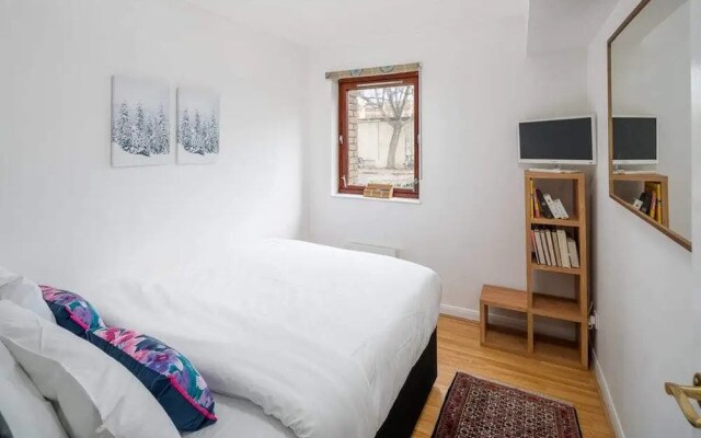 Spacious 2 bed Sleeps 5 With Parking nr Chelsea