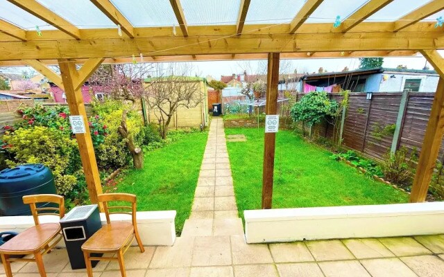 1 Bed Apartment - Sleeps 4 - Pets - Free Parking