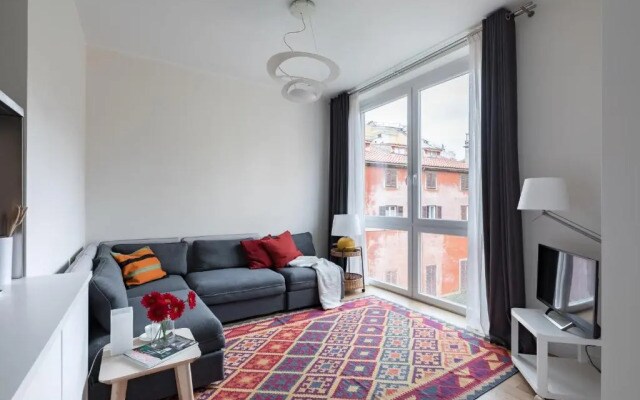 Quiet apartment with balcony at the Trevi Fountain