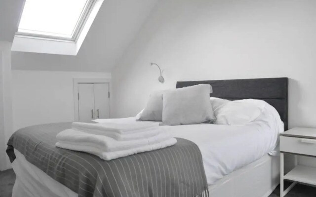 Modern 2 Bedroom Duplex Flat in Balham