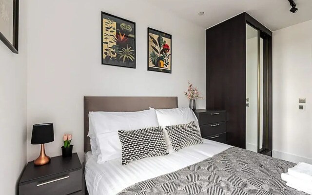 Chic and Sleek Sky-high Apartment